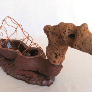 Escultura Camello sentado. Modelado en barro refractario. Cabeza de piedra. Joroba alambre de cobre