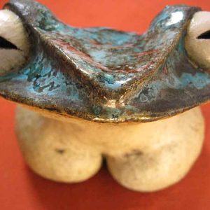 Escultura Metamorfosis modelada en barro refractario, cubierta vidrio, cobre, ojos con porcelana y ox. manganeso