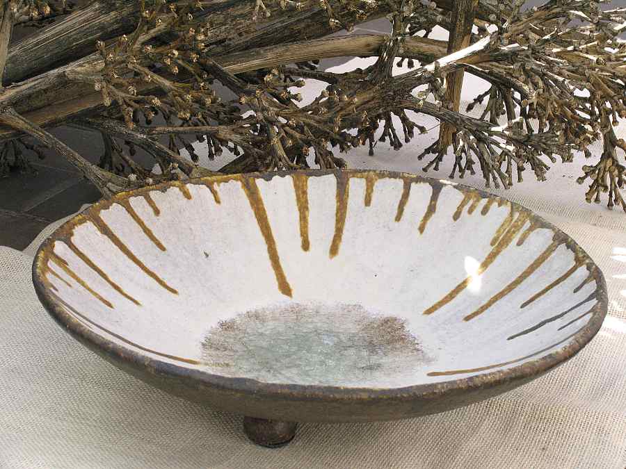 Fuente Cráter redonda de barro refractario, cubierta porcelana, vidrio y ox. de hierro, exterior ox. manganeso