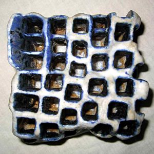 Cuadricula, escultrua modelada en barro refractario, cubierta porcelana y ox. cobalto