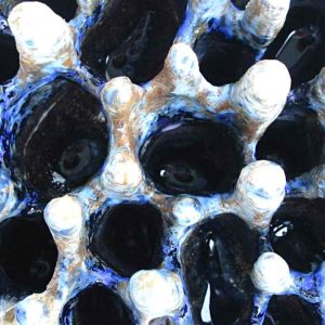 Coral, escultura modelada en barro refractario, cubierta de porcelana y ox. de cobalto