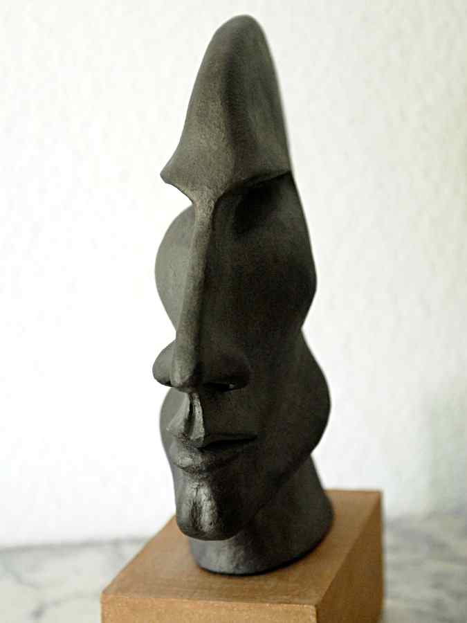 Perfil, escultura maciza de barro refractario con tratamiento de cracking