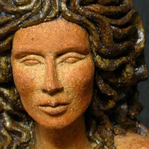 Sirena, escultura modelada en barro refractario, cubierta óxido de manganeso, porcelana, vidrio y óxido de cobre