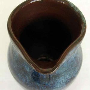 Jarrita azul modelada a torno en terracota, esmalte 980º