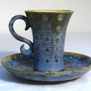 Taza y plato lunares, modelados a torno en barro refractario, esmaltes 1280º