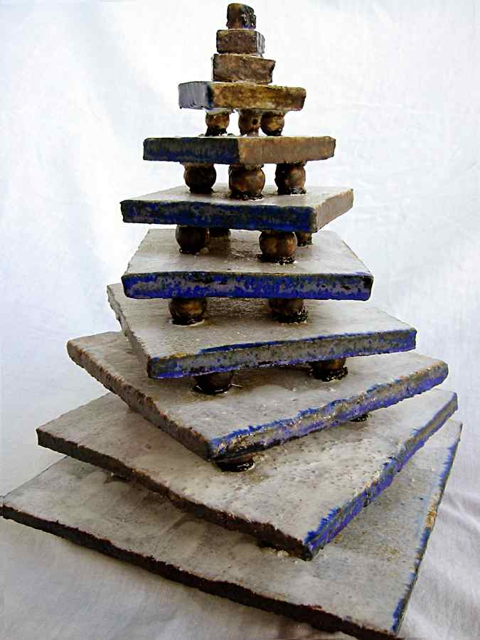 Escultura modelada en barro refractario, cubierta porcelana y óxidos cobalto y manganeso