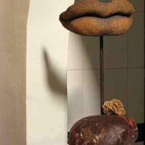 La Guinda, modelada en barro refractario, cubierta óxido de hierro, soporte de hierro y piedra natural