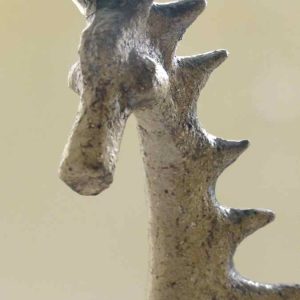 Escultura modelada en barro refractario, cubierta óxido de cobalto, sobre soporte de hierro