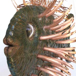 Escultura modelada en barro refractario, cubierta esmalte, espinas y aletas de cobre, ojo de cuarzo