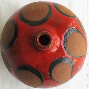 Jarroncito modelado a torno en terracota, esmalte cuerda seca y rojo 980º