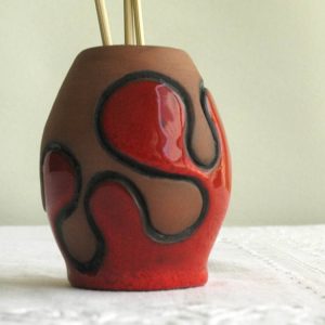 Tonelito, pieza modelada a torno en terracota, esmalte cuerda seca y rojo 980º